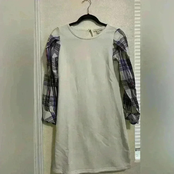 White dress with plaid sleeves - Picture 3 of 4